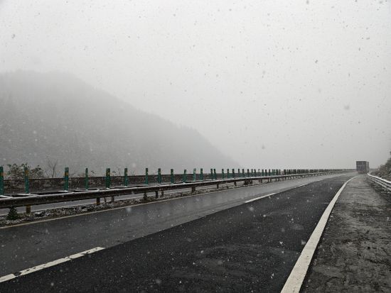 ͼΪ��ï���ٽ�ѩ�ֳ����ܷ��߹�ͼ