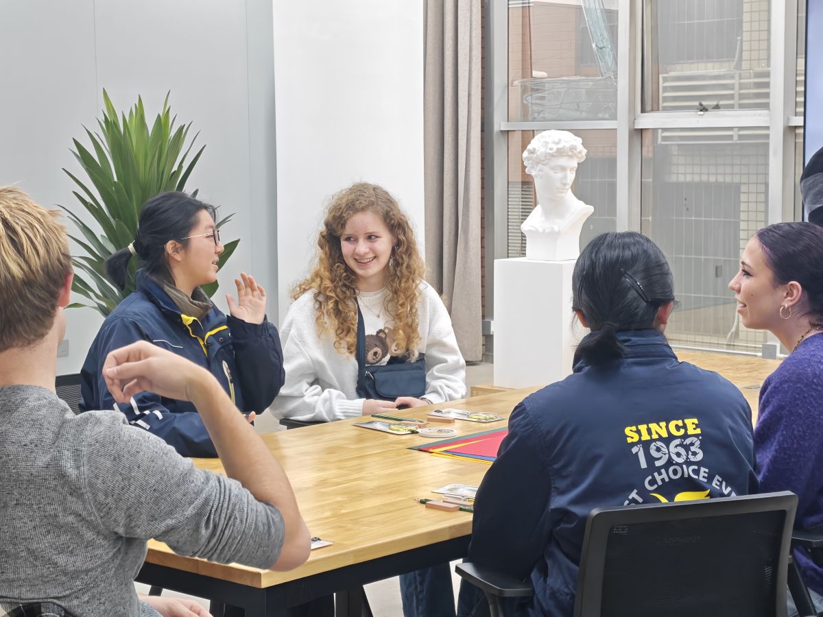 ͼΪ����ѧ���ڶ���Ӫ�Ϻ��й�ѧ���������Ĵ�������ѧ��ͼ