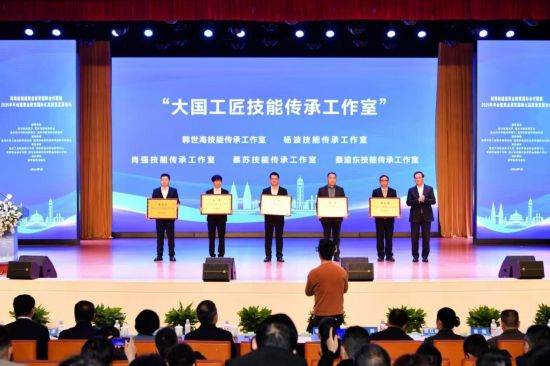 图为活动授牌仪式现场。主办方供图 图为活动授牌仪式现场。主办方供图