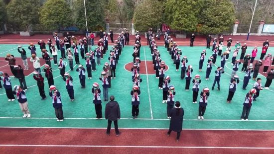 图为“律动中国”阳光体育课间操展评。重庆电视台《教育新视界》栏目供图 图为“律动中国”阳光体育课间操展评。重庆电视台《教育新视界》栏目供图