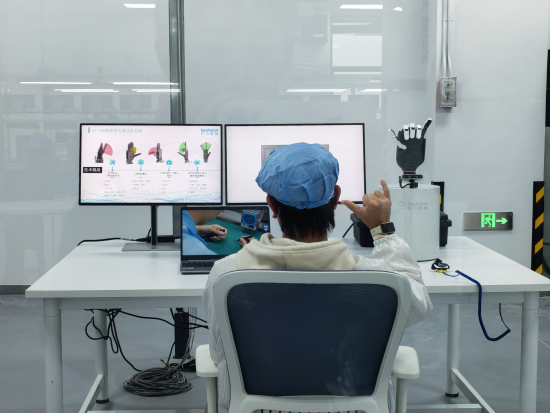 图为工作人员正在对灵巧手进行测试。张洋洋 摄 图为工作人员正在对灵巧手进行测试。张洋洋 摄