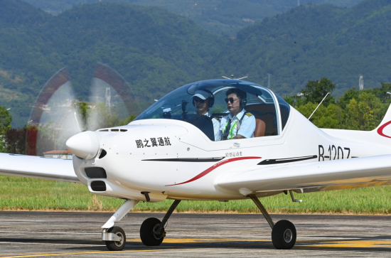 ͼΪ����ͨ�û���׼����ɵ�ͨ���ɻ�������ϲ ��