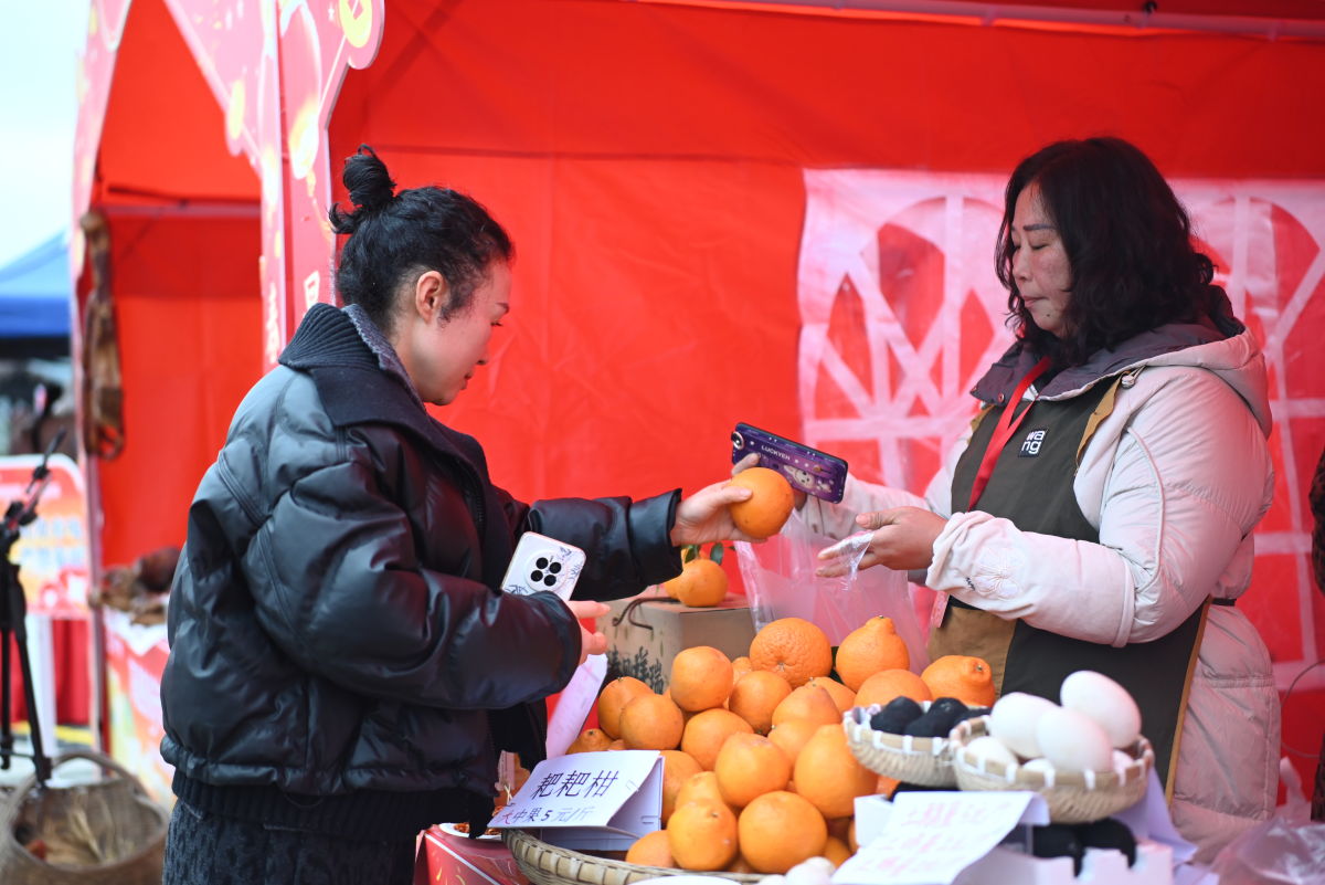 图为市民现场购买货物。张旭 摄 图为市民现场购买货物。张旭 摄