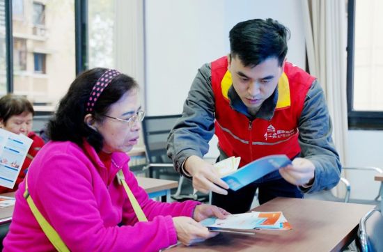 国网重庆市区供电公司员工在沙坪坝区双碑街道勤居村社区开展电靓巴渝“网格+”志愿服务活动。韩薇 摄) 国网重庆市区供电公司员工在沙坪坝区双碑街道勤居村社区开展电靓巴渝“网格+”志愿服务活动。韩薇 摄)