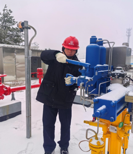 工作人员检查气液联动阀手动装置。重庆燃气集团供图 工作人员检查气液联动阀手动装置。重庆燃气集团供图