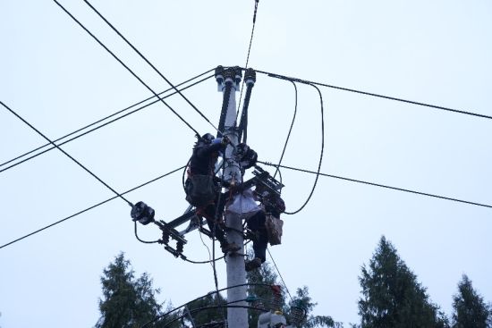 图为作业现场。国网重庆开州供电公司 供图 图为作业现场。国网重庆开州供电公司 供图