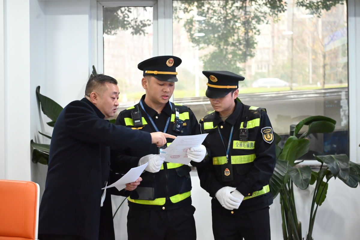 图为执法人员在一家汽车租赁企业检查汽车租赁合同。张旭 摄 图为执法人员在一家汽车租赁企业检查汽车租赁合同。张旭 摄