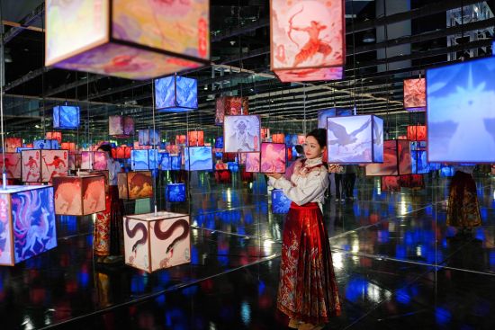 图为展览现场吸引市民互动。重庆科技馆供图 图为展览现场吸引市民互动。重庆科技馆供图