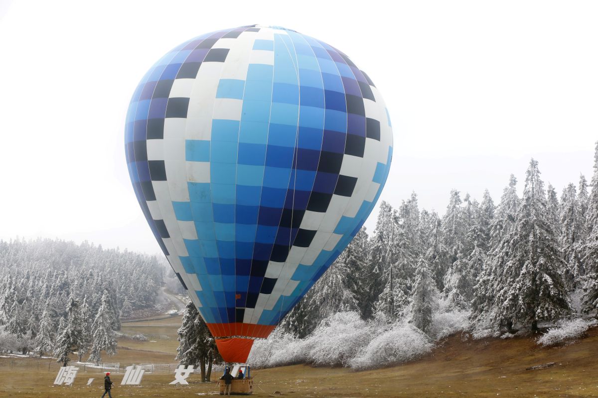 ͼΪ�οͳ�����������ѩ����¡������ͼ