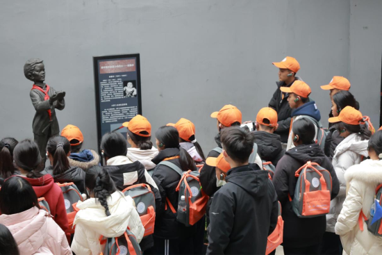 图为绿春县学生们参观红色地标。陈彬祺 摄 图为绿春县学生们参观红色地标。陈彬祺 摄