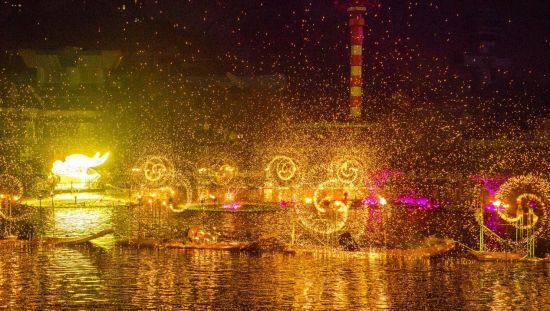 图为铁水钢花。欢乐谷景区 供图 图为铁水钢花。欢乐谷景区 供图