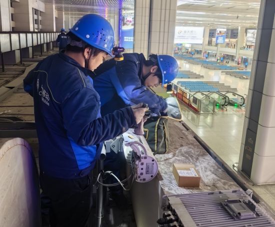 图为保障人员在重庆北站进行网络优化工作。中国移动重庆公司供图 图为保障人员在重庆北站进行网络优化工作。中国移动重庆公司供图