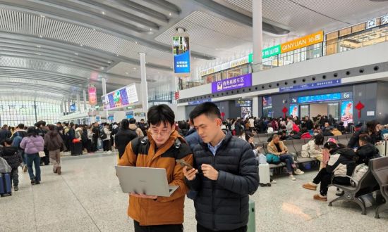 图为保障人员在重庆西站开展网络优化。中国移动重庆公司 供图 图为保障人员在重庆西站开展网络优化。中国移动重庆公司 供图