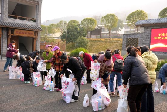 图为领奖现场。万盛经开区党工委宣传部 供图 图为领奖现场。万盛经开区党工委宣传部 供图