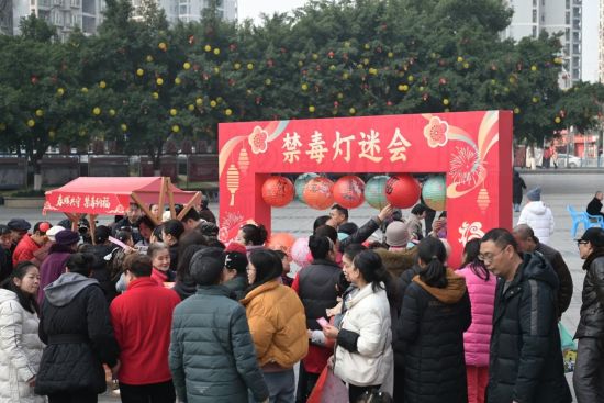 图为社区居民参加禁毒灯谜会。陈鑫 摄 图为社区居民参加禁毒灯谜会。陈鑫 摄