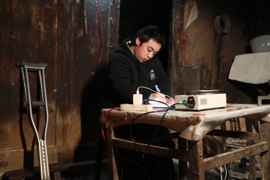 图为正在创作的付贵。武隆区委宣传部 供图 图为正在创作的付贵。武隆区委宣传部 供图