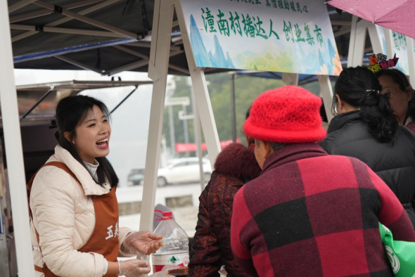 图为潼南村播达人创业集市吸引民众参观。潼南区委宣传部 供图 图为潼南村播达人创业集市吸引民众参观。潼南区委宣传部 供图