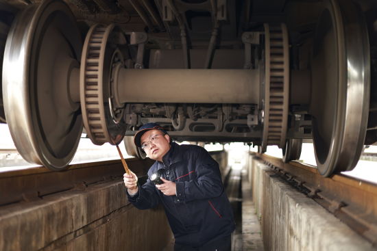 ͼΪ���ڻ�еʦ���������ڼ����г�����־�� �� 