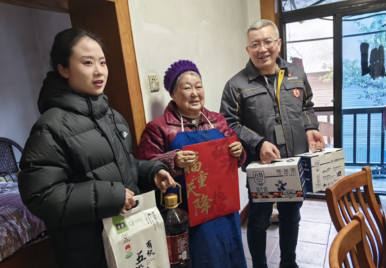 图为重庆燃气渝中分公司“红岩燃小兵”为老人送去新年慰问品。重庆燃气渝中分公司供图 图为重庆燃气渝中分公司“红岩燃小兵”为老人送去新年慰问品。重庆燃气渝中分公司供图