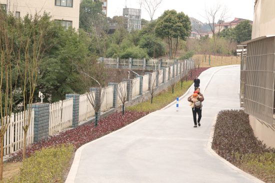 图为联发体育公园便民步道。谭超平 摄 图为联发体育公园便民步道。谭超平 摄