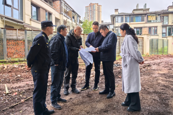 图为街道现场协调步道建设问题。翠云街道 供图 图为街道现场协调步道建设问题。翠云街道 供图