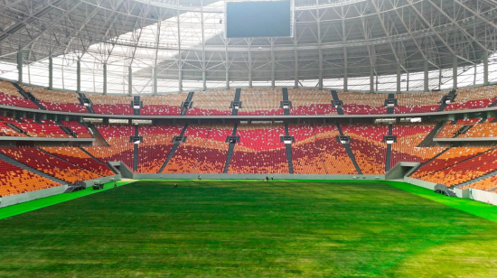 图为已铺设完毕的新草坪。冯旨意 摄 图为已铺设完毕的新草坪。冯旨意 摄