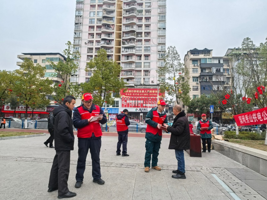 图为服务队开展用电安全宣传。 国网秀山供电公司 供图 图为服务队开展用电安全宣传。 国网秀山供电公司 供图