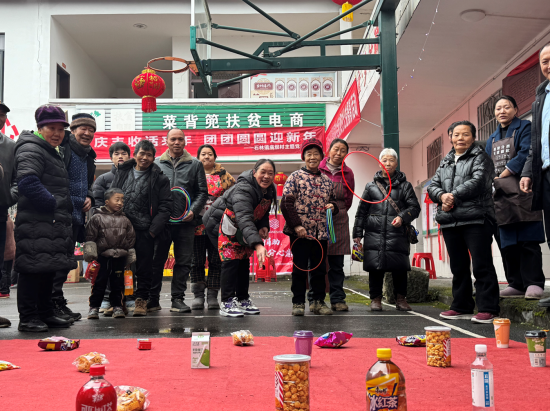 图为村民参加趣味游戏。 万盛经开区党工委宣传部供图 图为村民参加趣味游戏。 万盛经开区党工委宣传部供图