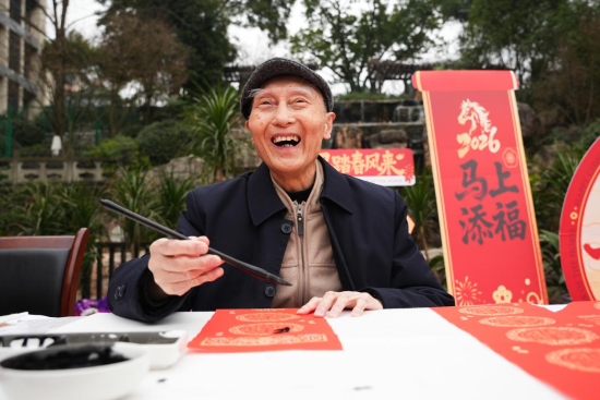 图为91岁的刘俭文爷爷书写“福”字。 受访单位供图 图为91岁的刘俭文爷爷书写“福”字。 受访单位供图
