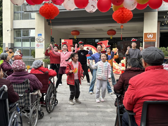 职工及家属为老人表演节目。 职工及家属为老人表演节目。