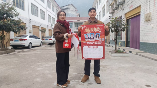 图为中国移动重庆公司将融合年味与智慧的新春礼物送进山村。 中国移动重庆公司供图 图为中国移动重庆公司将融合年味与智慧的新春礼物送进山村。 中国移动重庆公司供图