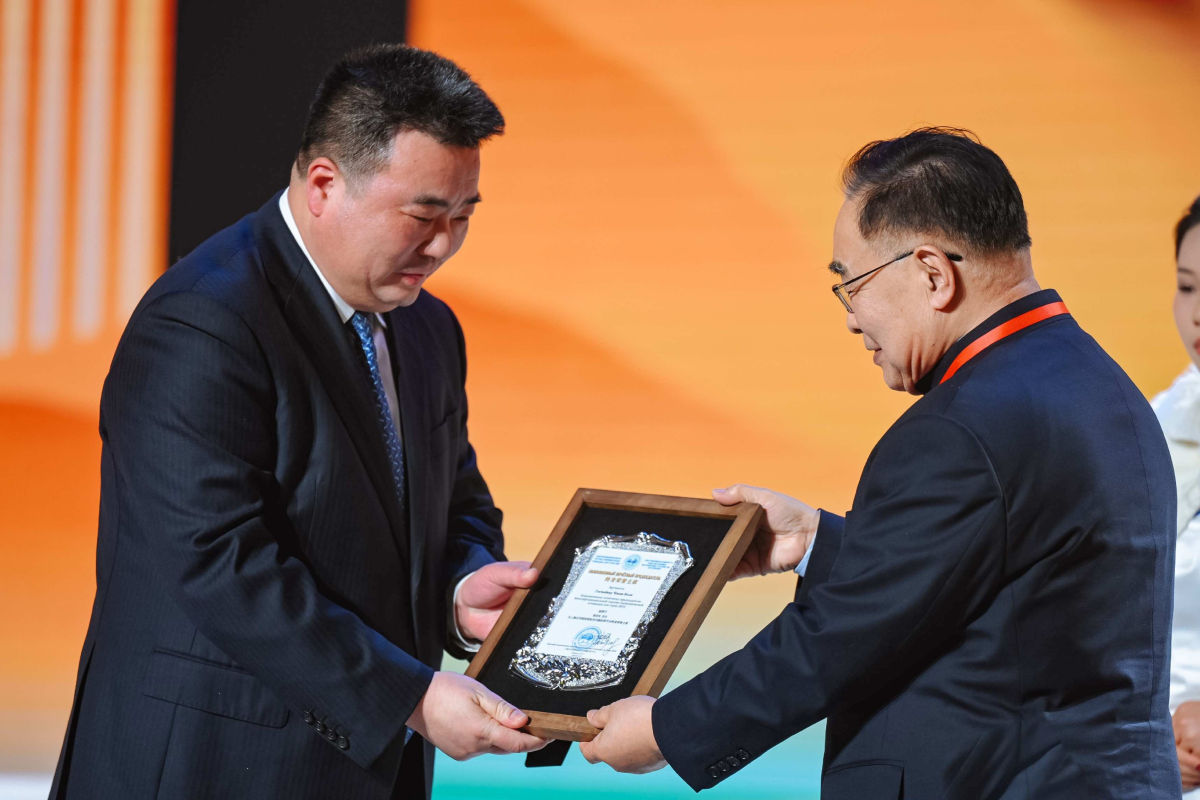 图为上海合作组织国家多功能经贸平台总干事胡开强为中国工程院院士张伯礼颁发聘书。活动主办方供图 图为上海合作组织国家多功能经贸平台总干事胡开强为中国工程院院士张伯礼颁发聘书。活动主办方供图