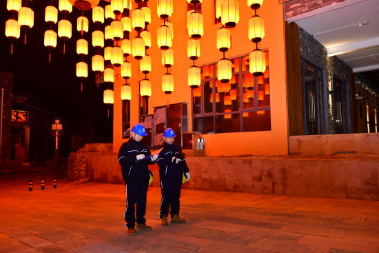 2月9日,国网重庆秀山供电公司洪安供电所员工在“不夜边城 秀山有戏”风情小镇对用电设备进行夜间测温。万雪莲 摄 2月9日,国网重庆秀山供电公司洪安供电所员工在“不夜边城 秀山有戏”风情小镇对用电设备进行夜间测温。万雪莲 摄