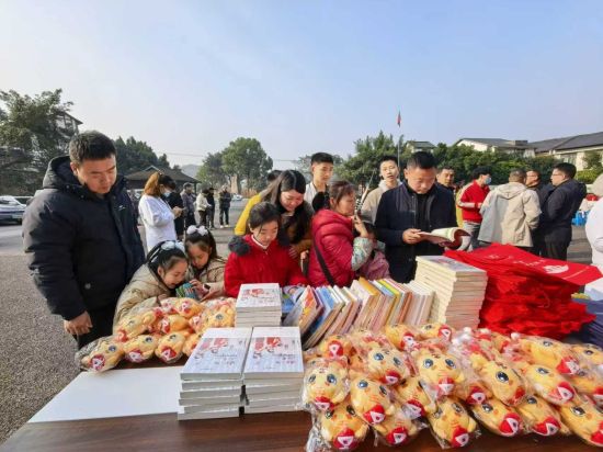 图为文化科技卫生“三下乡”活动现场。铜梁区委宣传部 供图 图为文化科技卫生“三下乡”活动现场。铜梁区委宣传部 供图