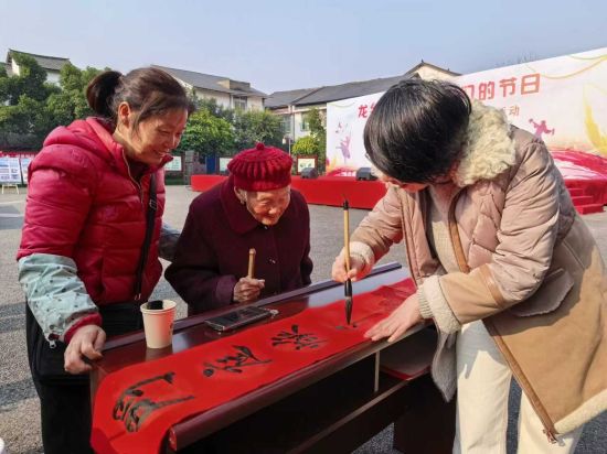 图为文化科技卫生“三下乡”活动现场。铜梁区委宣传部 供图 图为文化科技卫生“三下乡”活动现场。铜梁区委宣传部 供图