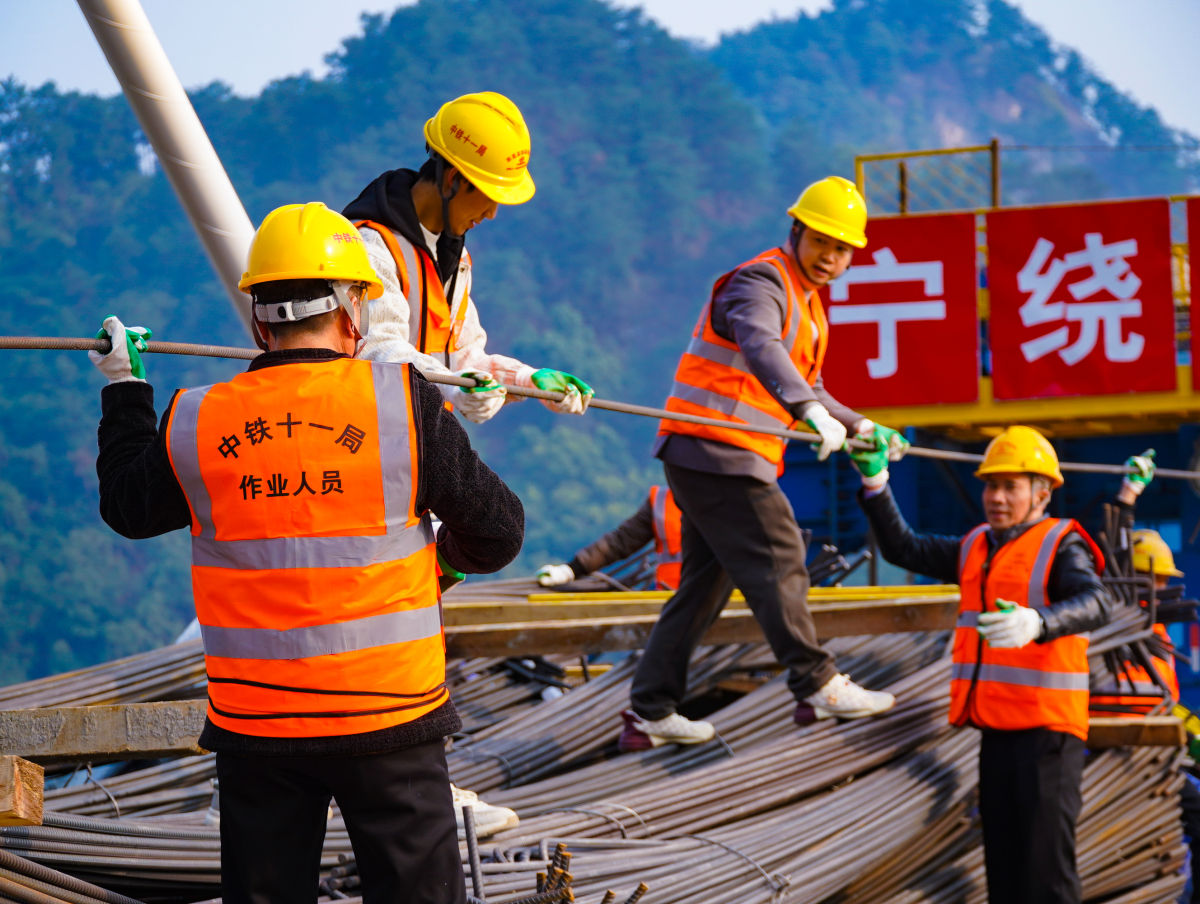 图为西渝高铁北碚天府嘉陵江特大桥建设现场。中国铁路成都局集团有限公司 供图 图为西渝高铁北碚天府嘉陵江特大桥建设现场。中国铁路成都局集团有限公司 供图