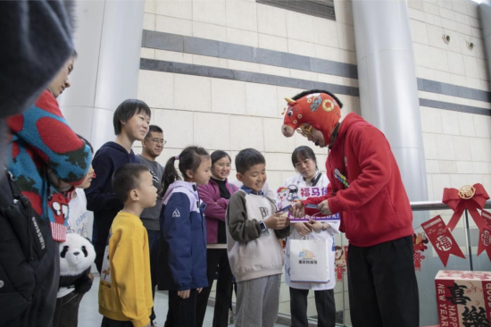 图为重庆科技馆的“科技年味”吸引公众参与。重庆科技馆供图 图为重庆科技馆的“科技年味”吸引公众参与。重庆科技馆供图