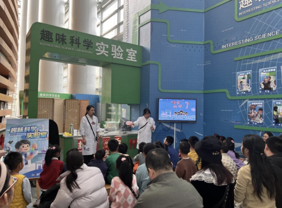 图为重庆科技馆的“科技年味”吸引公众参与。重庆科技馆供图 图为重庆科技馆的“科技年味”吸引公众参与。重庆科技馆供图