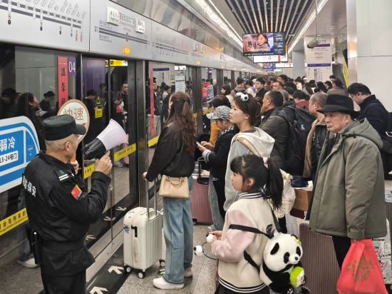 图为春节期间市民出行。重庆交通开投集团 供图 图为春节期间市民出行。重庆交通开投集团 供图