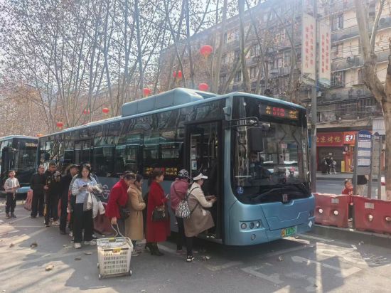 图为2026春节假期,市民选择公共交通出行。重庆交通开投集团 供图 图为2026春节假期,市民选择公共交通出行。重庆交通开投集团 供图