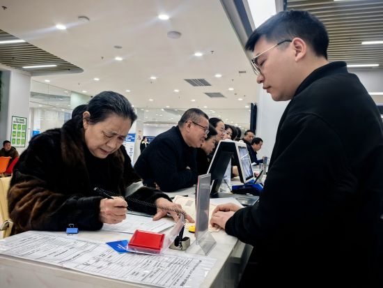 群众在巫山县政务服务中心办理业务。董存春 摄 群众在巫山县政务服务中心办理业务。董存春 摄