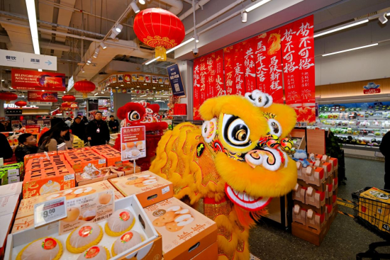 图为商场内开展的舞狮表演。龙湖爱加两江星悦荟 供图 图为商场内开展的舞狮表演。龙湖爱加两江星悦荟 供图