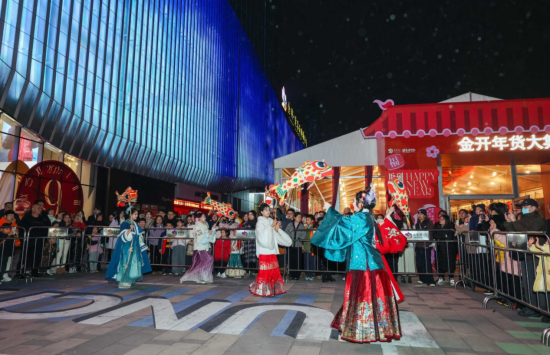 图为商圈内举行的鱼灯巡游。金开爱琴海购物公园 供图 图为商圈内举行的鱼灯巡游。金开爱琴海购物公园 供图