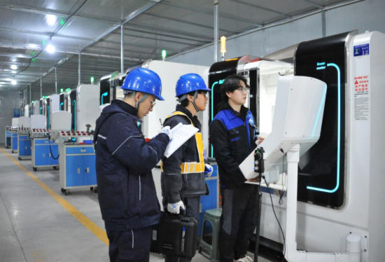 图为国网重庆奉节供电公司员工到重庆艾克森勒工具有限公司进行用电检查。杨嵛杰 摄 图为国网重庆奉节供电公司员工到重庆艾克森勒工具有限公司进行用电检查。杨嵛杰 摄