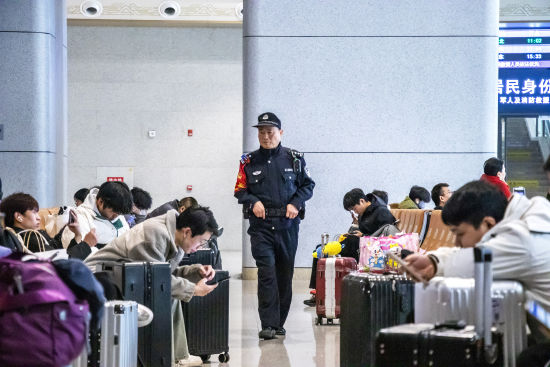 ͼΪ2��25�գ���ɽվ���ң���Ҫ������Ⱥ��Ѳ�ߡ����� ��