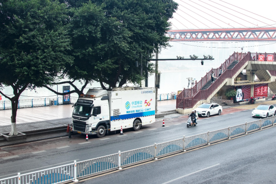 图为春节前夕应急通信车提前驻守在洪崖洞旁。重庆移动 供图 图为春节前夕应急通信车提前驻守在洪崖洞旁。重庆移动 供图