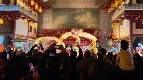 图为铜梁龙舞绵阳行表演现场。铜梁区委宣传部 供图 图为铜梁龙舞绵阳行表演现场。铜梁区委宣传部 供图