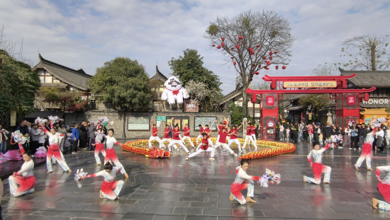 图为铜梁龙舞在成都宽窄巷子表演。铜梁区委宣传部 供图 图为铜梁龙舞在成都宽窄巷子表演。铜梁区委宣传部 供图