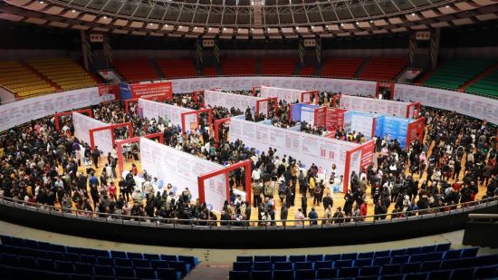 图为招聘会现场。主办方 供图 图为招聘会现场。主办方 供图