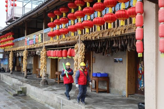 国网重庆石柱供电公司员工来到石柱县桥头镇瓦屋村陶然居开展用电服务。王紫晗 摄) 国网重庆石柱供电公司员工来到石柱县桥头镇瓦屋村陶然居开展用电服务。王紫晗 摄)